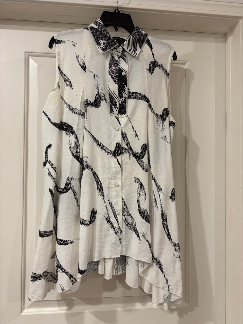 Radzoli Radiology Sleeveless Button-Front Abstract Print Top - White/Black
